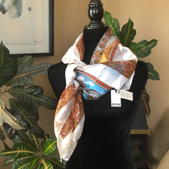 Moschino scarf ( large ) SOLD - Picture 2 of 11
